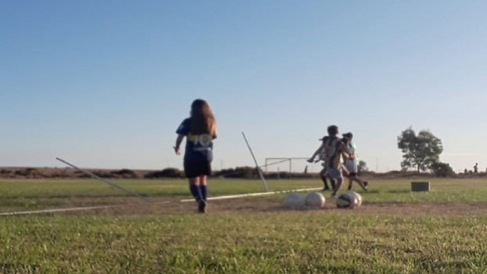 Ámbar tiene 9 años y juega en el Club ADCP de Viedma, en Río Negro.