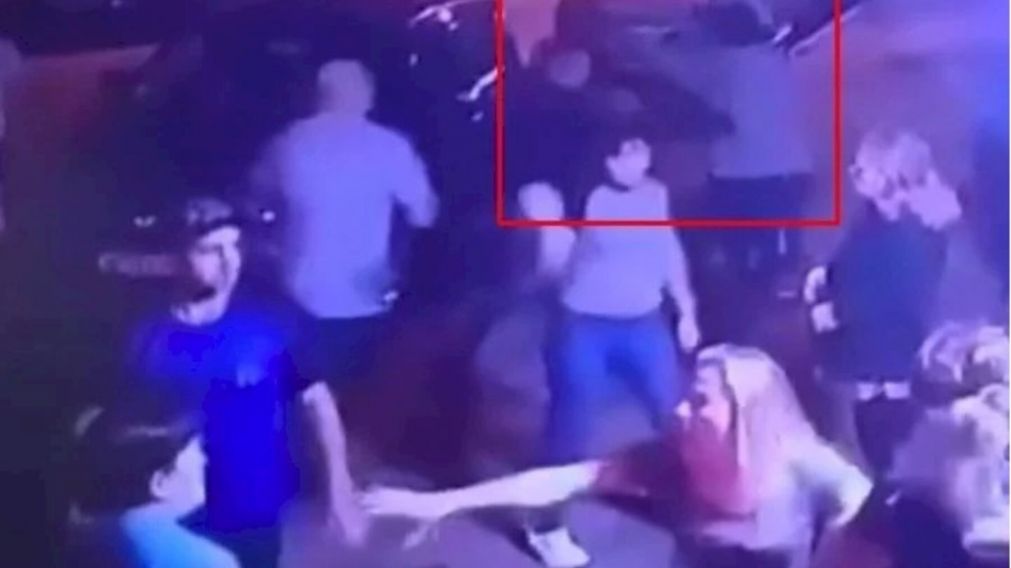 La pelea quedó registrada por cámaras de seguridad de la zona (Gentileza Diario Hoy).