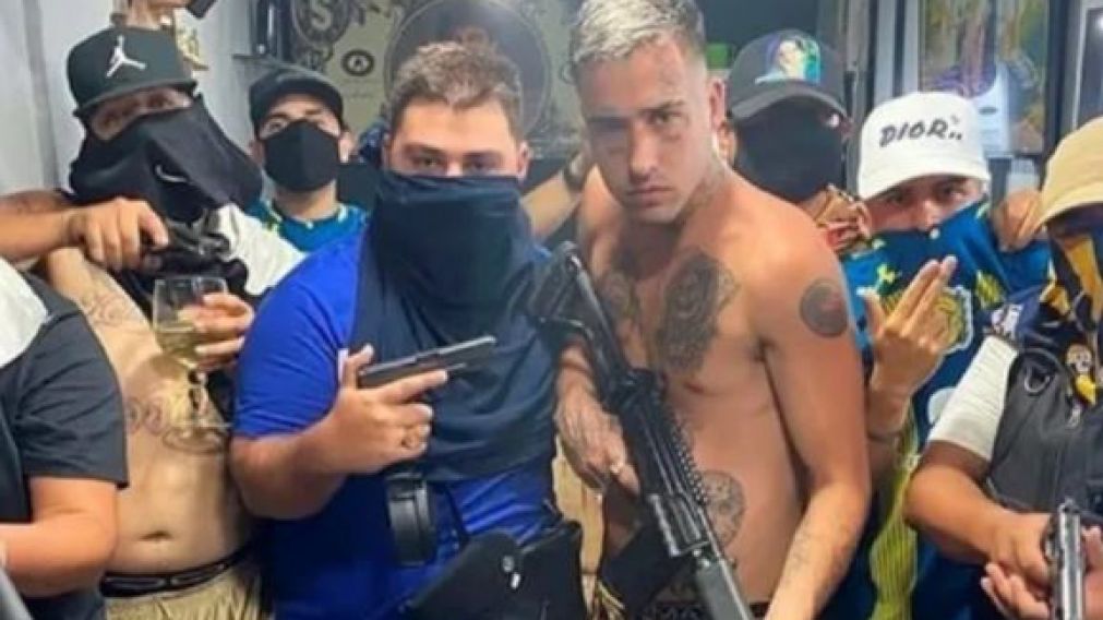 Zaramay, el trapero que fue preso por intimidación pública, brindó show clandestino sin protocolos.