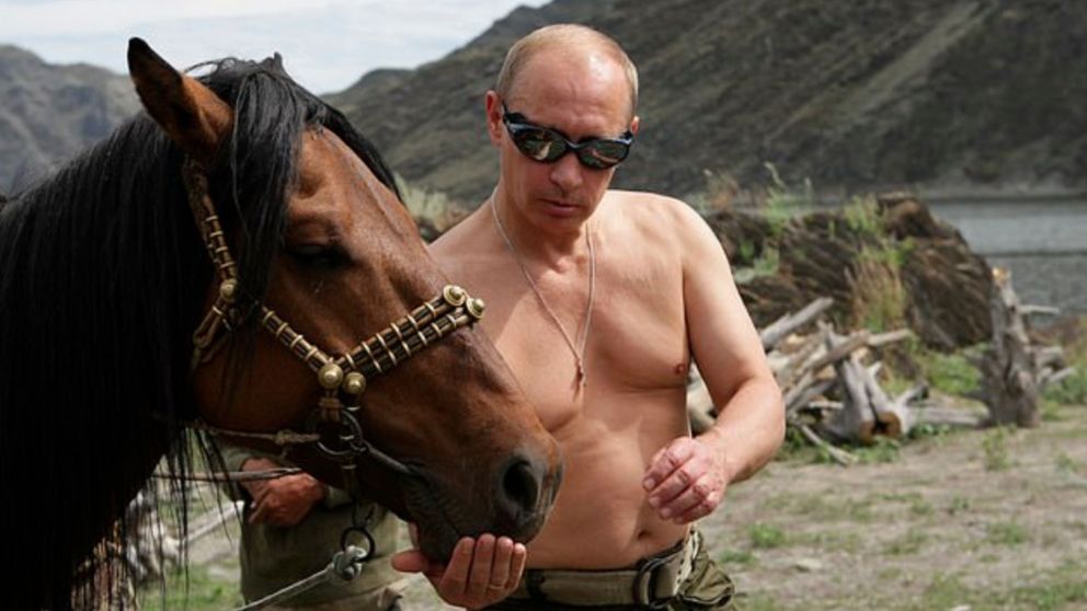 Vladimir Putin en una de las fotos en las que se lo ve con el torso desnudo durante unas vacaciones (Gentileza AP).