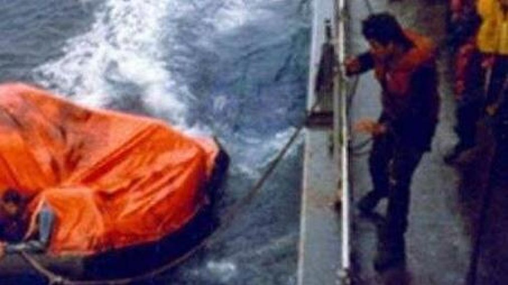 El buque Destructor Piedrabuena al momento del rescate de una de las balsas.