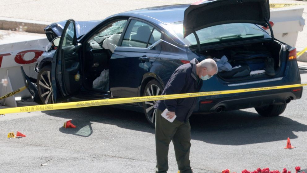 El sospechoso y dos agentes, uno de ellos herido de gravedad, fueron trasladados al hospital
