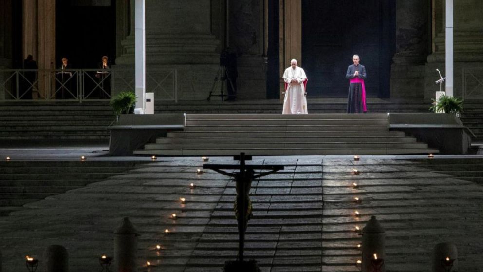 Francisco preside en la Plaza San Pedro un Vía Crucis escrito por niños y jóvenes.