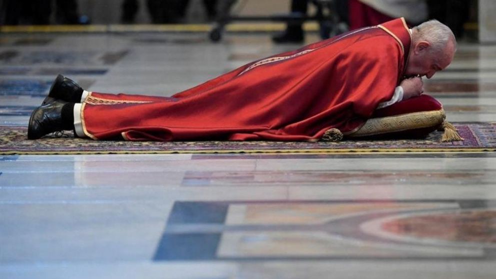 El Papa Francisco se postra en la basílica de San Pedro para la celebración de la Pasión de Cristo.