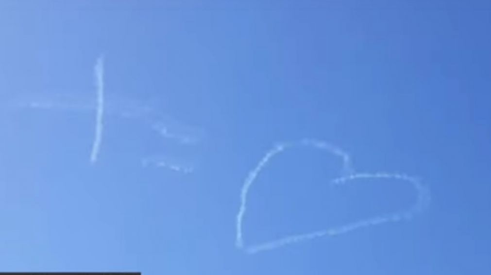 El mensaje en los cielos sorprendi� a la gente de Rosario y alrededores (Captura de video).