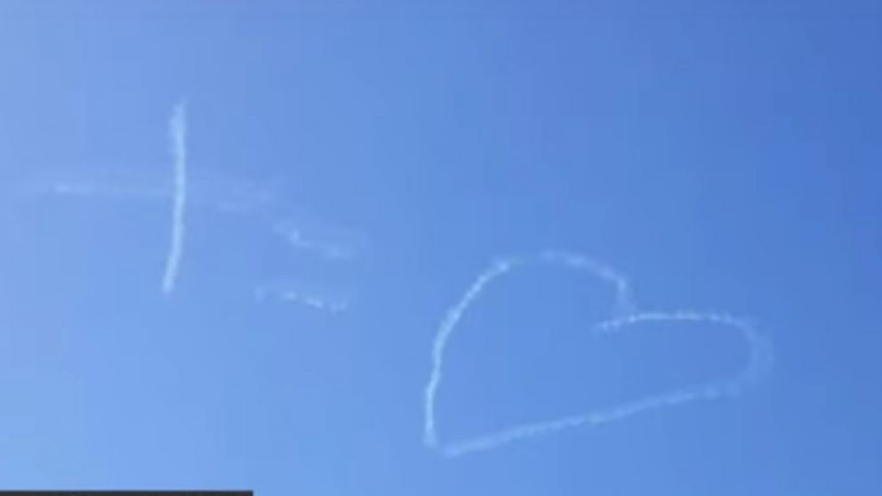 El mensaje en los cielos sorprendió a la gente de Rosario y alrededores (Captura de video).