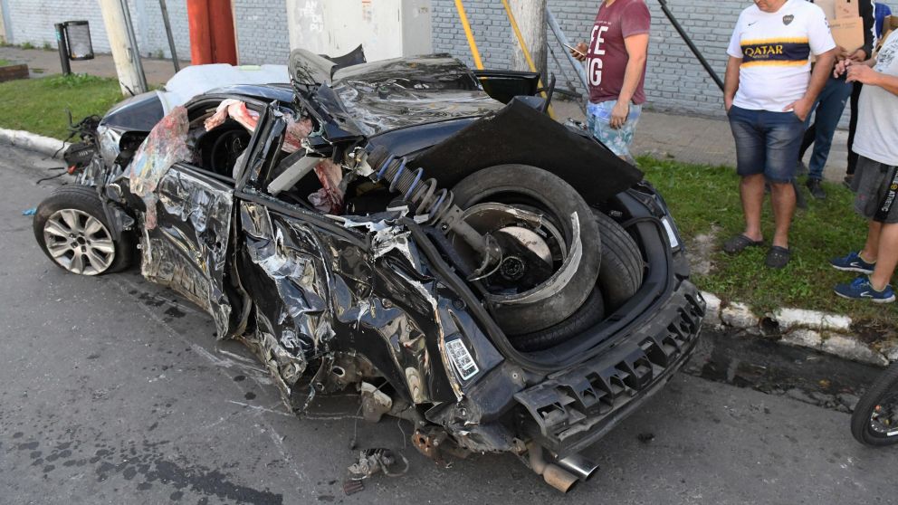 El impacto fue tan fuerte que el motor se desprendió del auto. Ocurrió en Viamonte y Rivadavia, en Lanús (Carlos Ventura/Crónica).