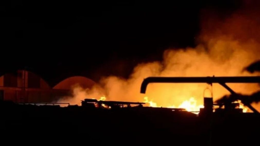 Habr�a explotado un tanque de agua oxigenada en un galp�n contiguo. (Captura de pantalla)