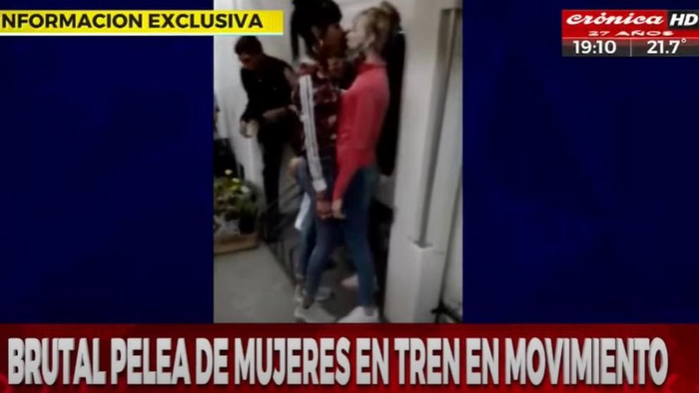 Una de las mujeres arrastró a la otra por el piso, mientras le daba puñetazos y patadas.
