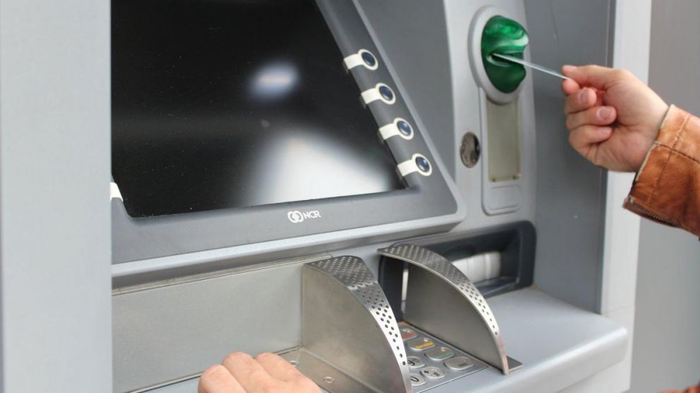 Los bancos otra vez cobran comisión por el uso del cajero automático.