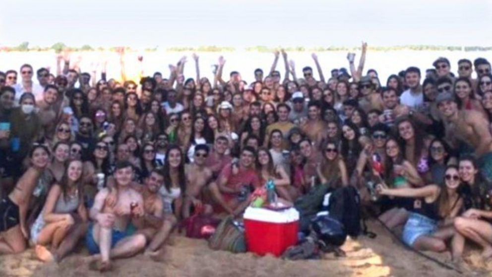 Los estudiantes de Medicina y su foto grupal antes de ser desalojados del balneario (gentileza La Capital)