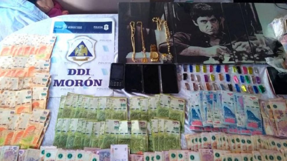 La policía secuestró drogas, dinero y armas en cinco operativos en el oeste bonaerense.