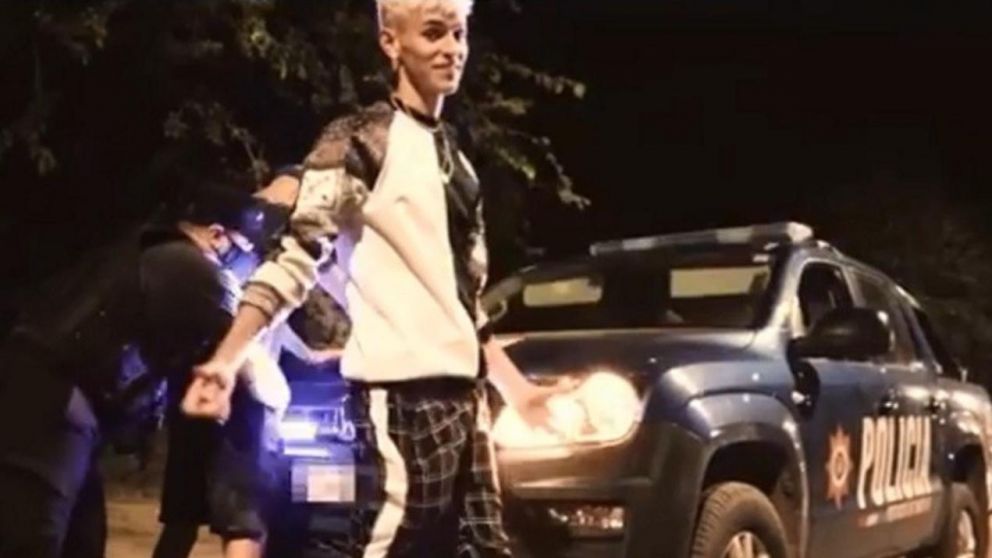 Los patrulleros aparecieron en varios tramos del video musical.