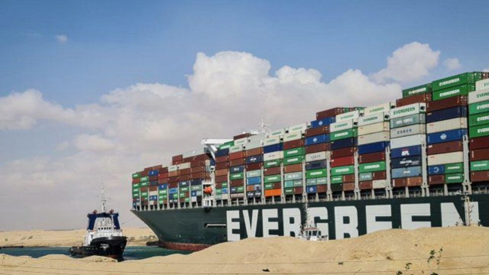 El buque de carga Ever Given encallado en el canal de Suez.