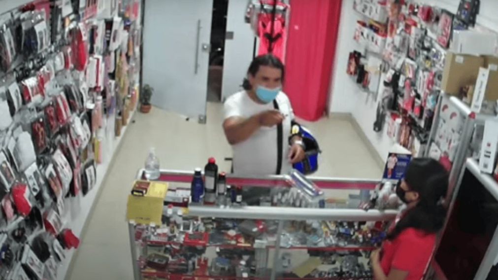 Entró a un sex shop, distrajo a la vendedora y se robó un juguete sexual.