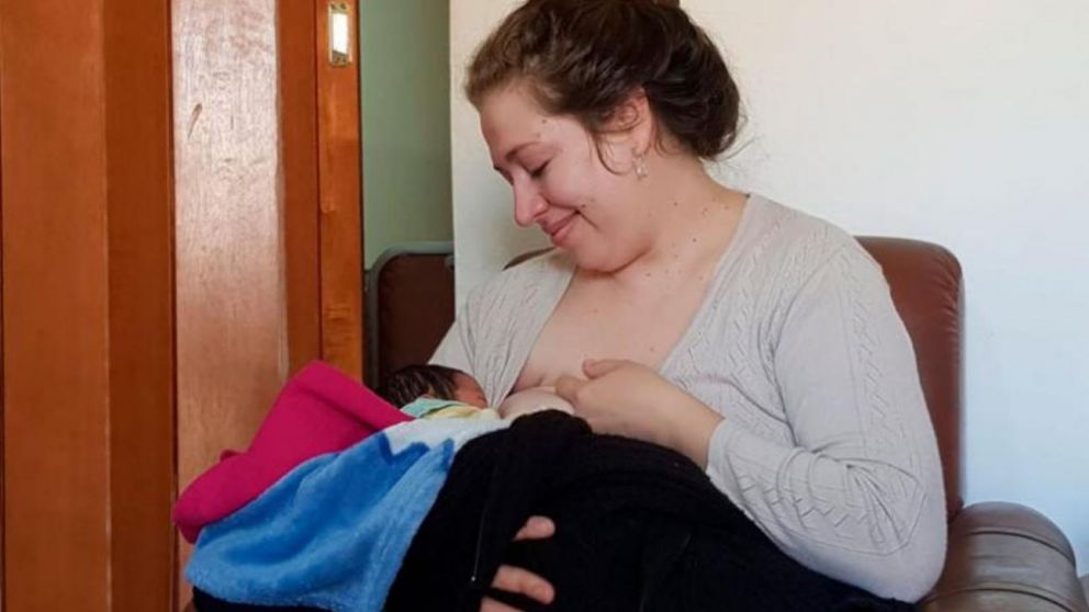 Ivana decidió amamantar al bebé que dejaron abandonado en la puerta de su casa.