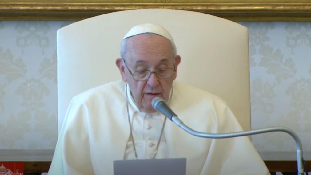 El Papa celebrará el tradicional Vía Crucis de viernes santo en la Plaza San Pedro y no en el Coliseo Romano (Captura de Pantalla).