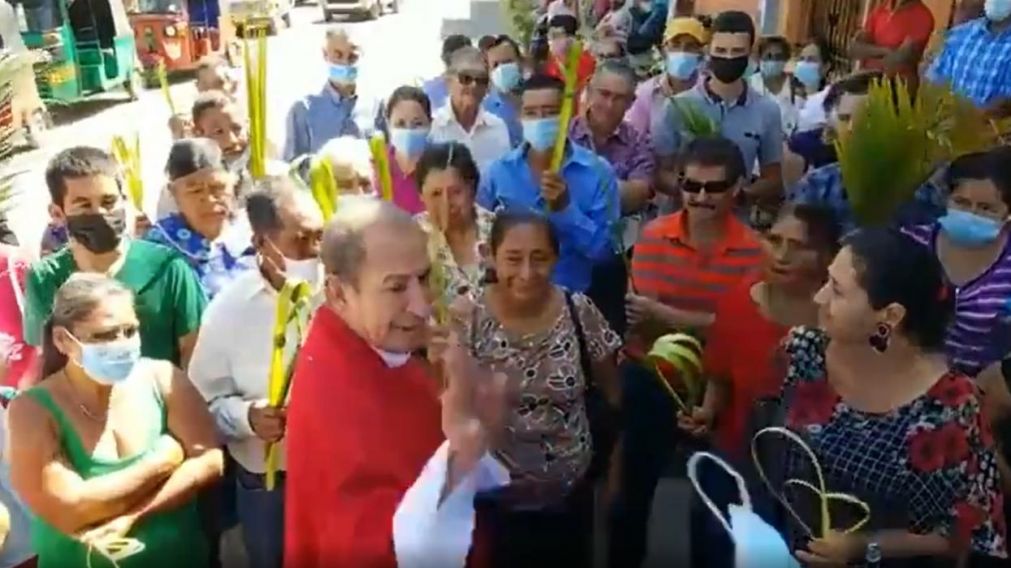 El cura Rolando pe�a arroja el barbijo de una se�ora, tras sac�rselo bruscamente de la cara.