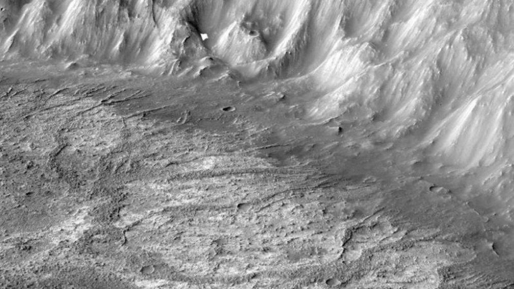 Las crestas elevadas que cruzan el suelo de un cráter marciano probablemente fueron creadas por la escorrentía de un glaciar perdido hace mucho tiempo.