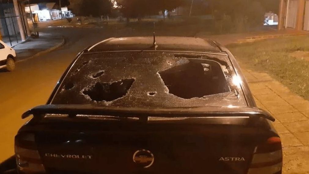 Su ex novia lo esperó con un cuchillo, lo atacó y le rompió el auto.