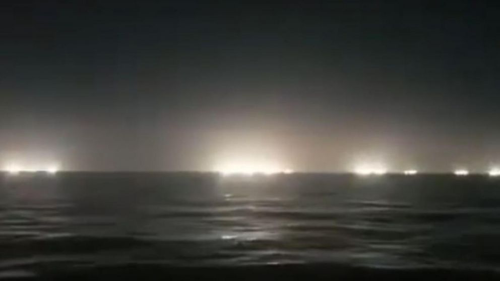 Luces de decenas de barcos pesqueros que se acercan al límite de la plataforma marítima argentina (Captura de pantalla).