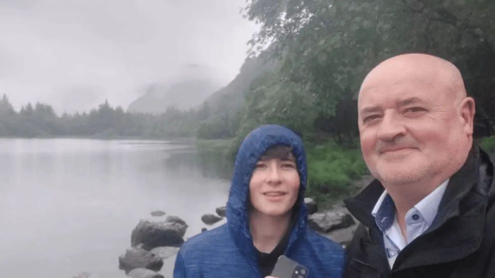 Daniel Maguire, un adolescente de 14 años, tras inhalar los vapores de una lata de desodorante en su habitación (Imagen Irish Mirror).