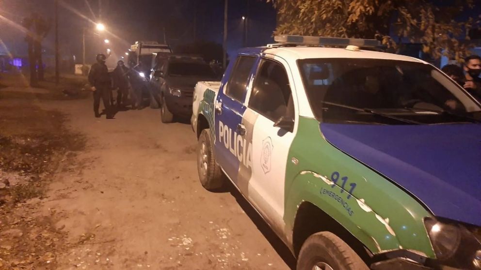 Los policías realizan varios procedimientos en el vecindario con el objetivo de esclarecer lo sucedido.