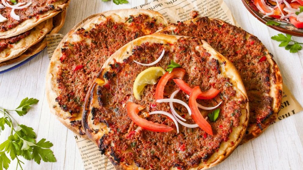 Receta de "Lahmacun", la exquisita pizza turca que se hace en pocos pasos y conquista paladares en el mundo
