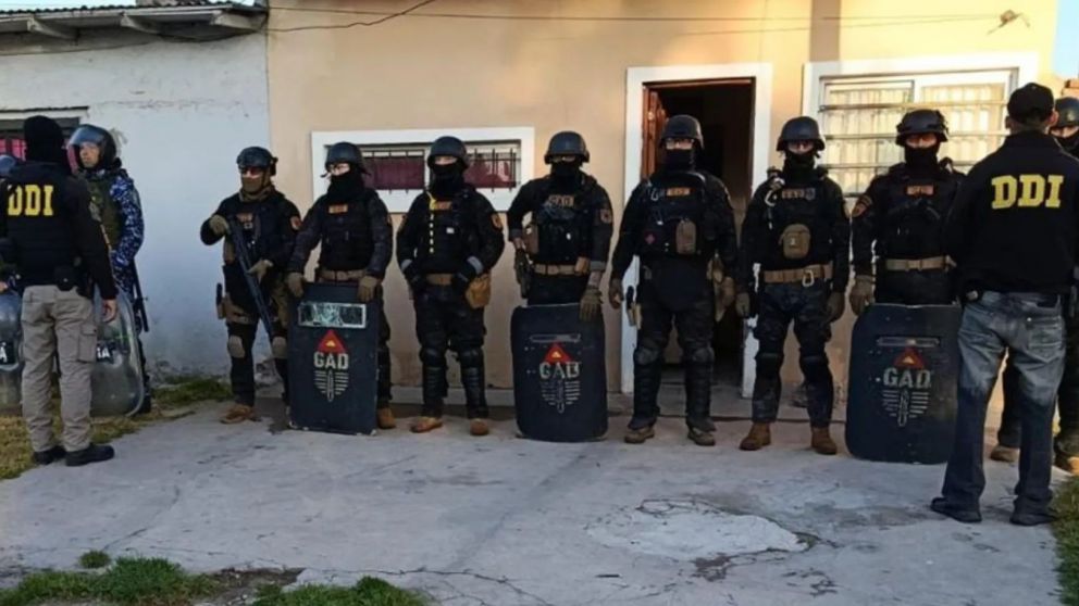 Los policías llevaron adelante diversos allanamientos para aprehender a los malvivientes.