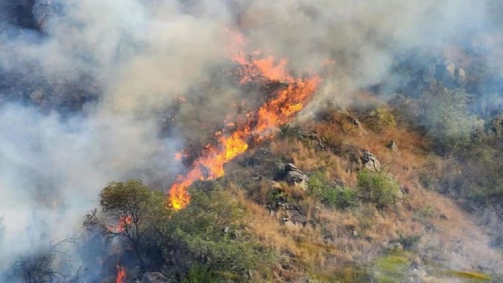 Cuarto día de avance de las llamas en el Parque Nacional Traslasierra de la provincia de Córdoba (Gentileza Cadena 3).