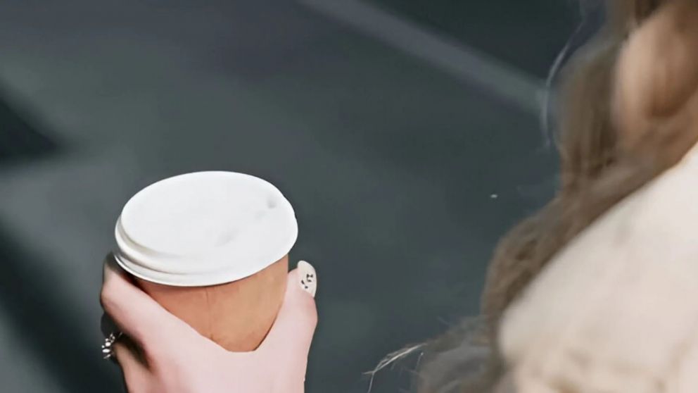 Por intentar subir al colectivo a tiempo, una mujer tiró su café en la calle y terminó multada (Imagen: Shutterstock).