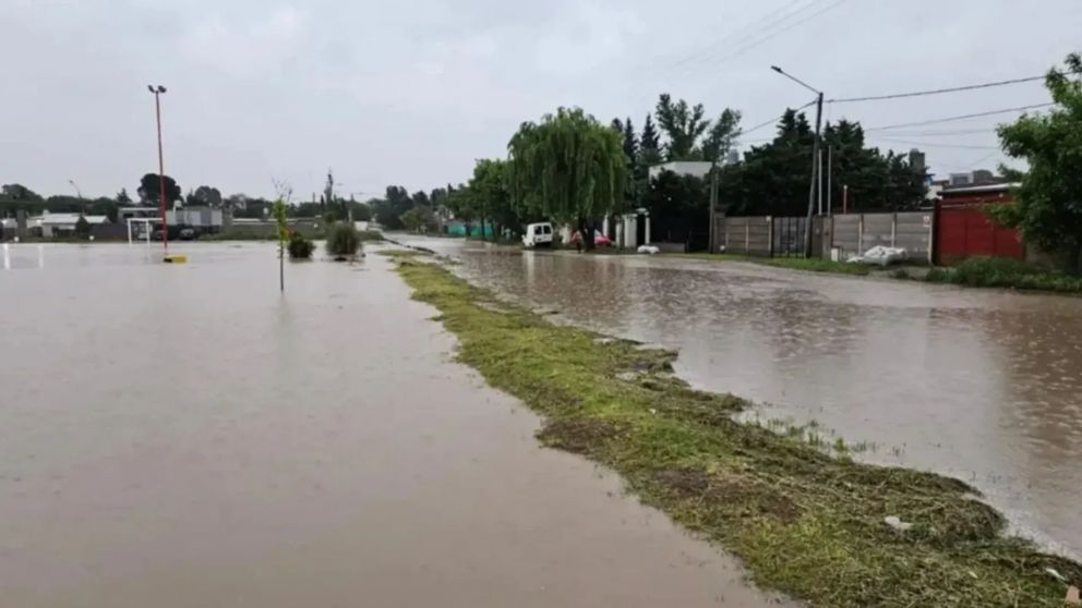 Otro fuerte temporal sacude a la ciudad de Bahía Blanca, (Foto: NA)
