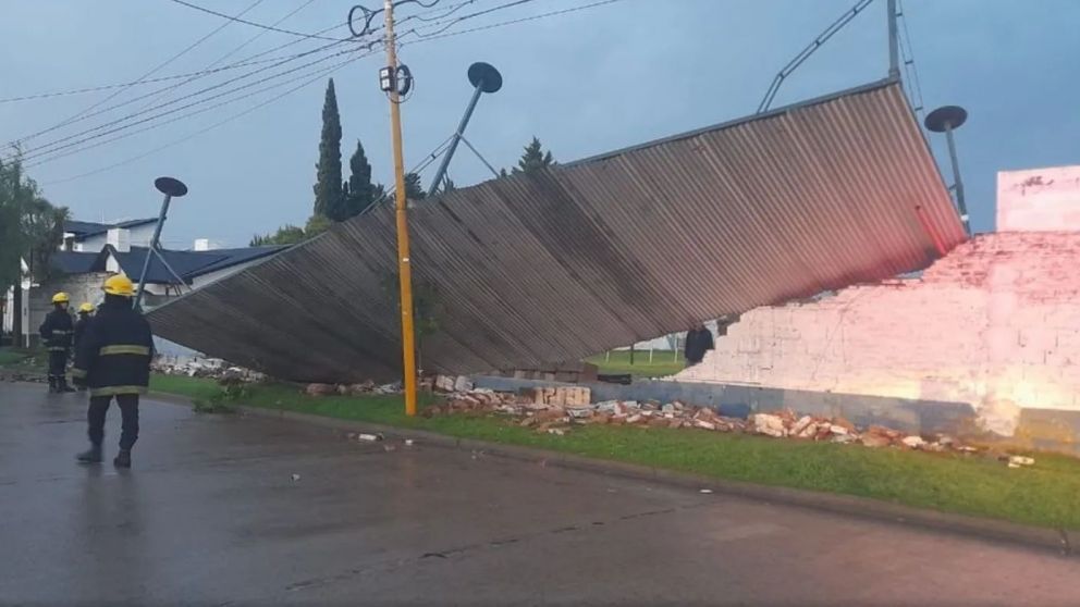 El viento voló el tinglado del club Villa del Parque en el partido bonaerense de Tres Arroyos (Gentileza La Voz del Pueblo).