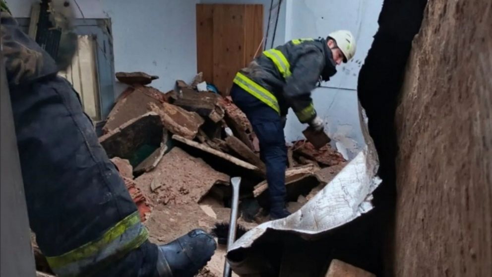 Murió aplastada una mujer al derrumbarse el techo de su casa en medio del temporal (Rosario3).