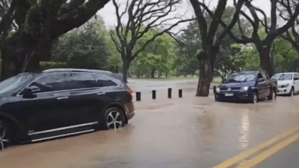 Un caño de agua se rompió en Belgrano y generó inundaciones. (Captura de video)
