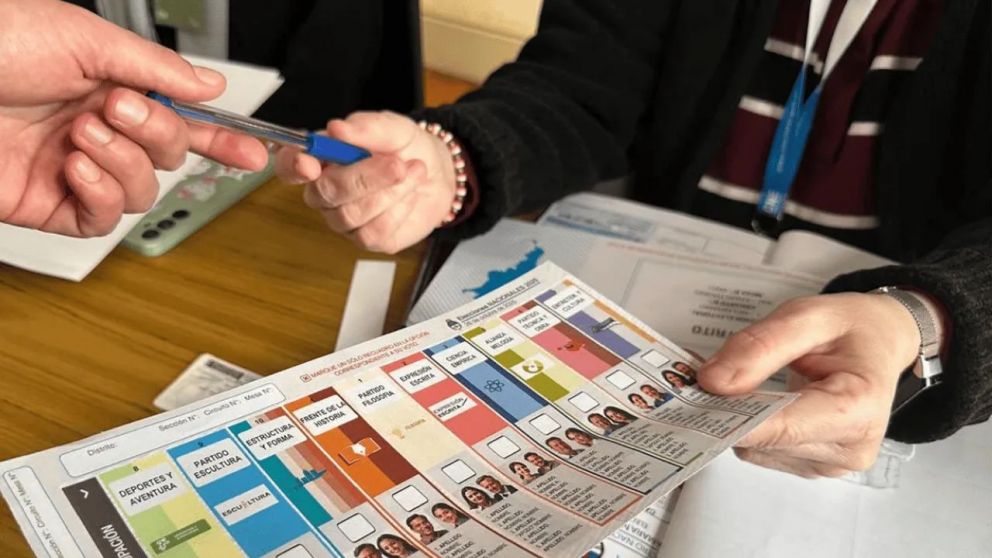 La Boleta Única de Papel (BUP) es el instrumento de votación para todos los procesos electorales nacionales implementado por la ley 27.781.