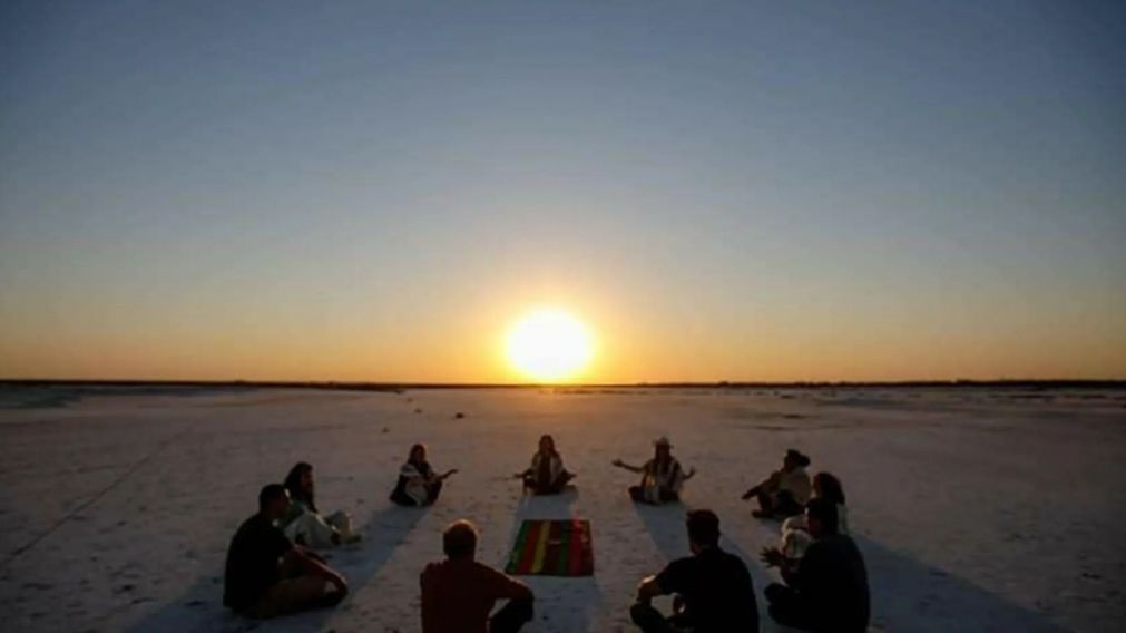 Un pueblo del norte argentino donde la vida cotidiana se entrelaza con hilos, paleta de colores y un entorno natural que invita a quedarse.
