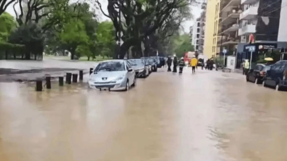 ¡No se inunda más! Calles anegadas en Belgrano por la rotura de importante cañería
