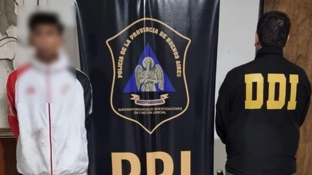 Este es uno de los individuos que resultó aprehendido por los investigadores policiales.