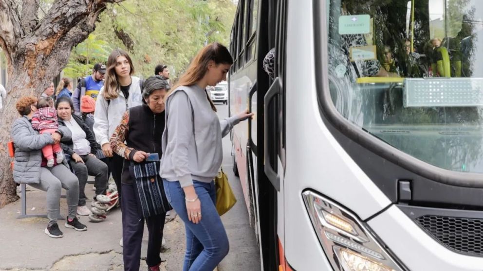 Muchos quieren saber qué pasará con el transporte el domingo (Imagen ilustrativa).