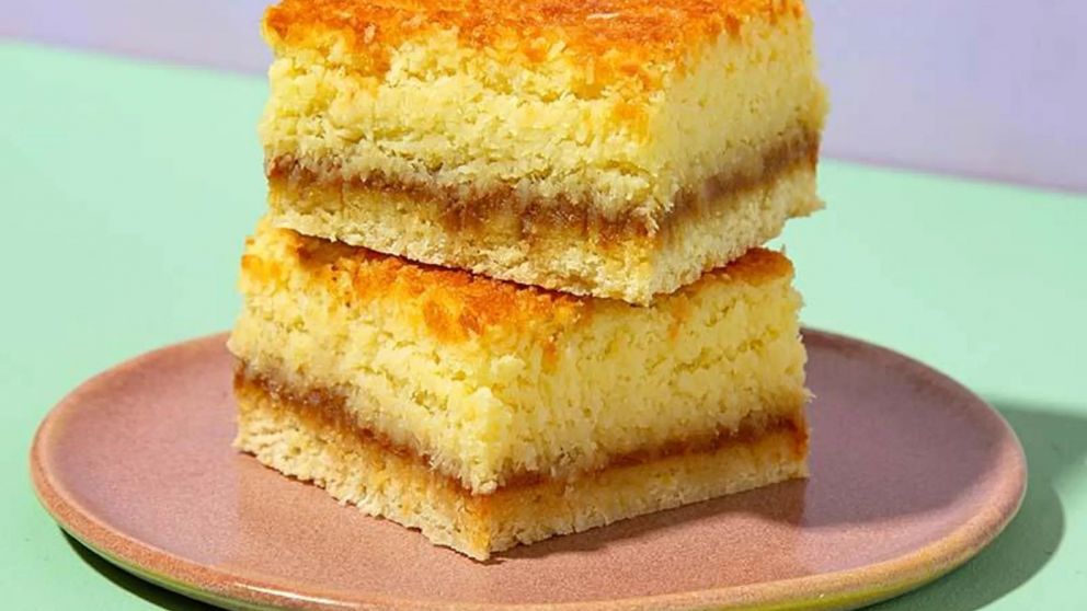 Un bocado tierno con textura de coco y corazón de dulce de leche: la merienda perfecta.