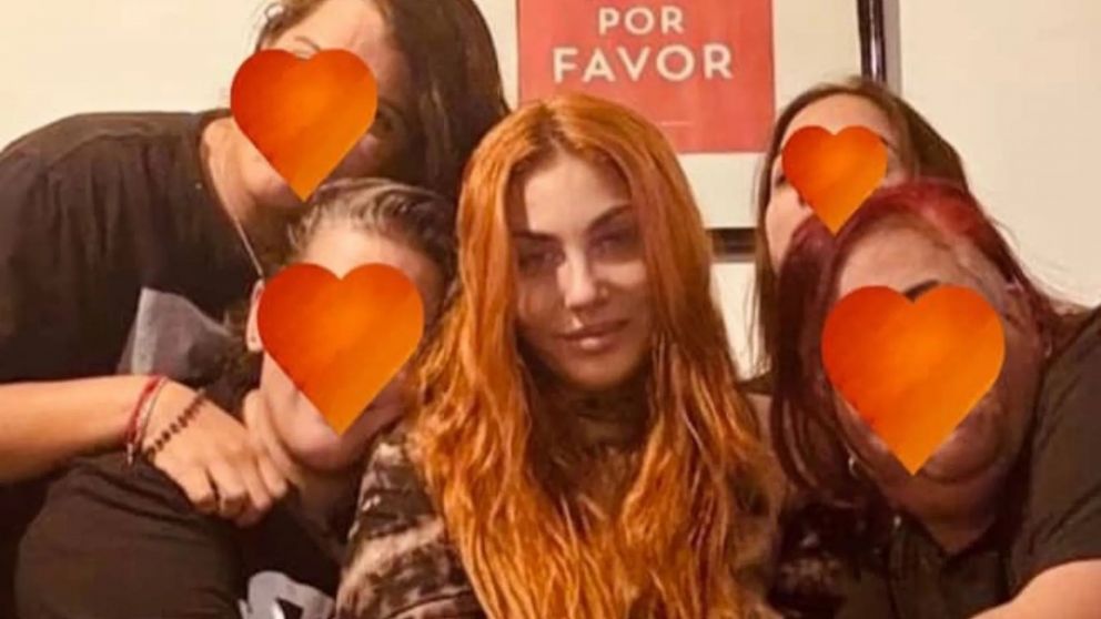 Lourdes de Bandana habló por primera vez en redes sociales tras la detención de su expareja: la foto con sus amigas, que la contienen (Instagram/@lowrdez).