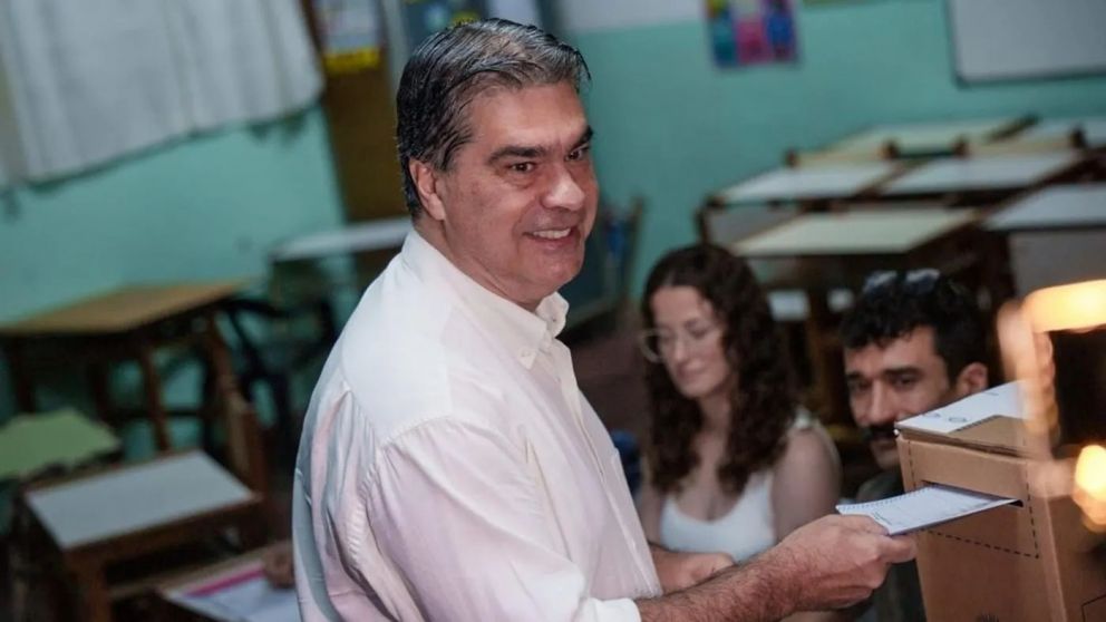 Jorge Capitanich emitió su voto en la provincia de Chaco.