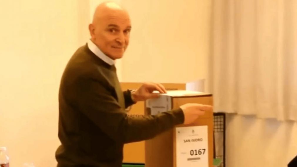 José Luis Espert emitiendo su voto.