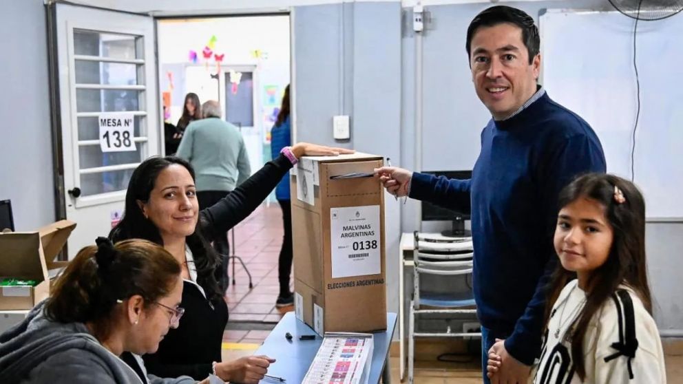 Leo Nardini votó en Grand Bourg y convocó a fortalecer la democracia.