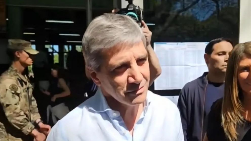 Luis Caputo vot� en una escuela del barrio porte�o de Palermo.