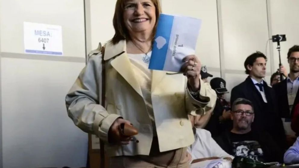 La actual ministra de Seguridad tuvo un problema con el nuevo sistema de votación al intentar depositar su papeleta en la urna.