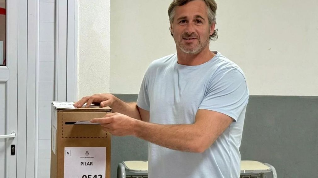 Federico Achával votó en la Escuela Secundaria N°33 de Del Viso.