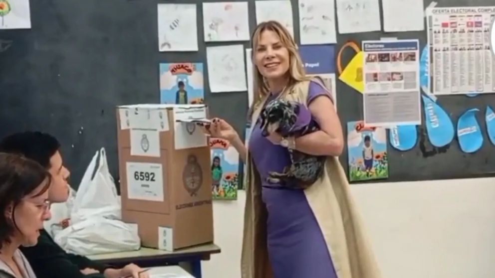 Así votó Karen Reichardt acompañada de su mascota.