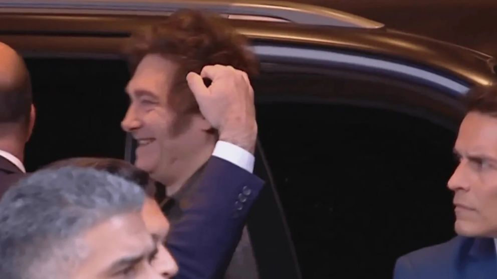 Javier Milei llegó al búnker del Hotel Libertador, optimismo en el Gobierno.